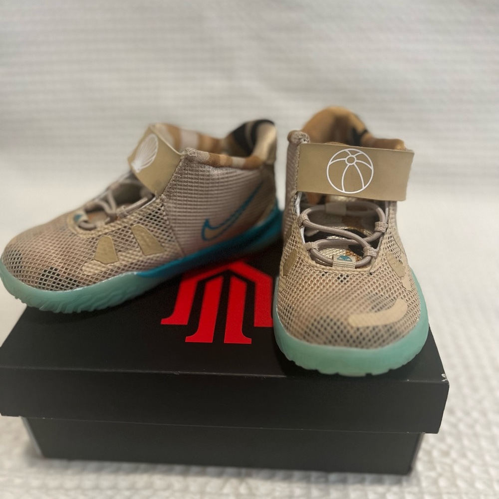 Kyrie Basketball sneakers toddler size 7 used but in very good condition!